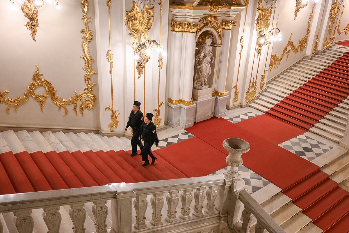 Патруль Росгвардии на Иорданской лестнице Эрмитажа