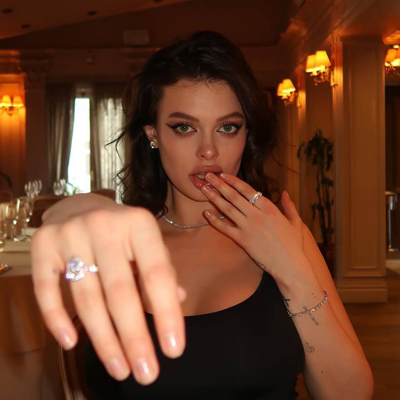 Совращенная в 13 лет модель объявила о помолвке