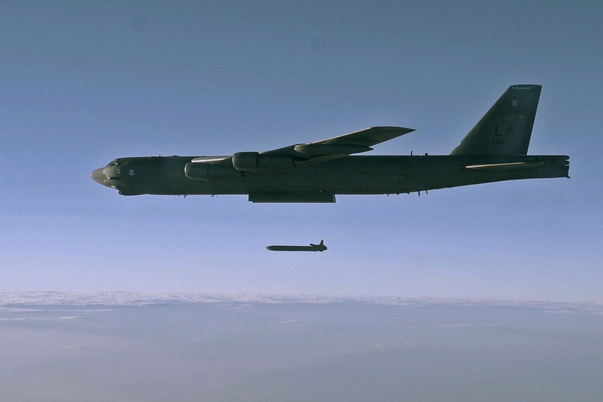 Запуск крылатой ракеты класса «воздух — земля» AGM-86B с бомбардировщика B-52H