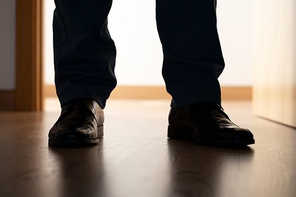 Сталкер ночью проник в чужой дом и стал облизывать ноги женщины