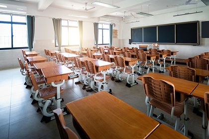 Преподаватель предложил студентке выйти за него замуж и пострадал от побоев