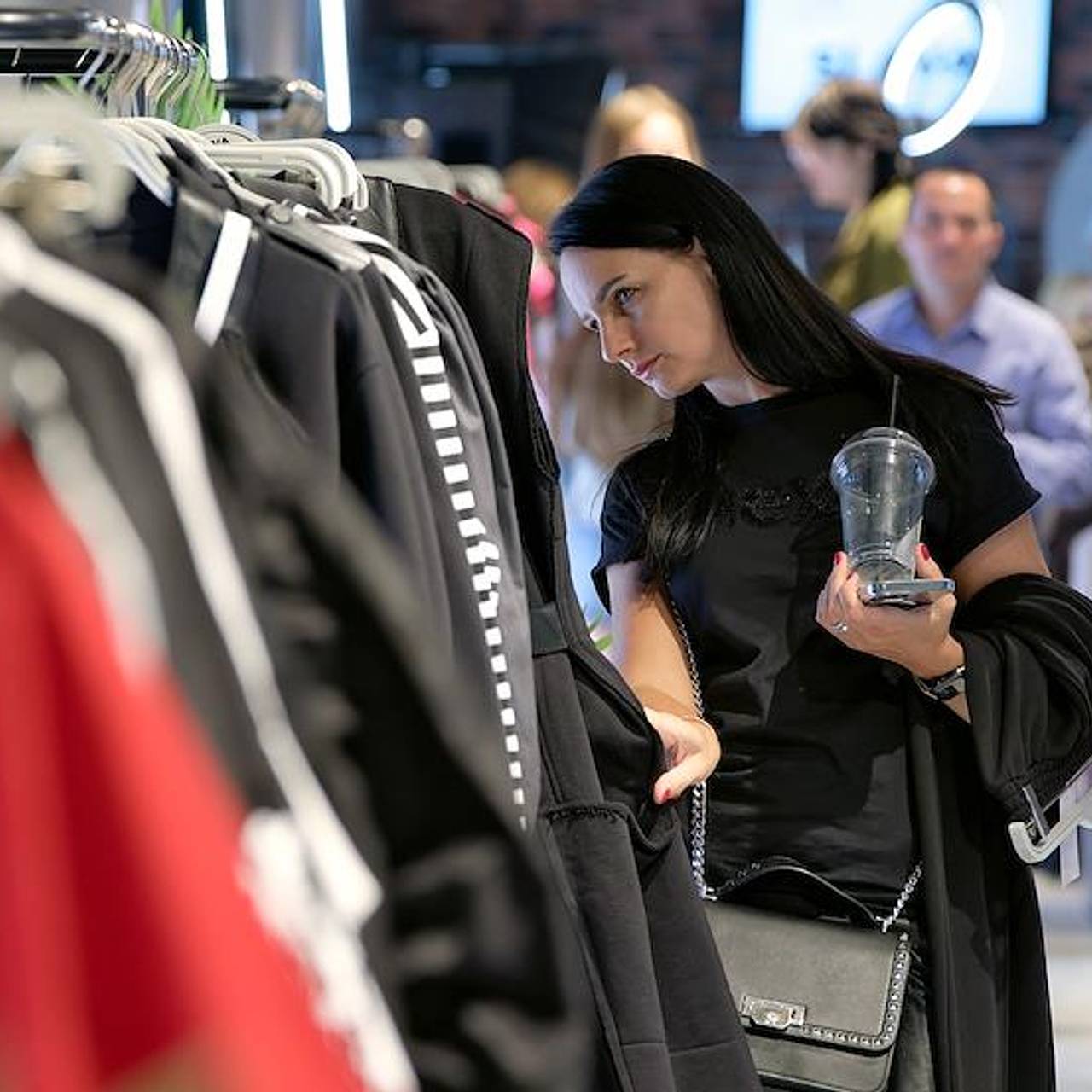 Из России собрались уйти больше десятка брендов. Среди них есть и российские