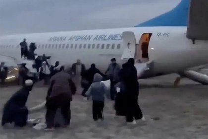 Испуганные пассажиры сняли на видео искрящийся при посадке в Афганистане лайнер