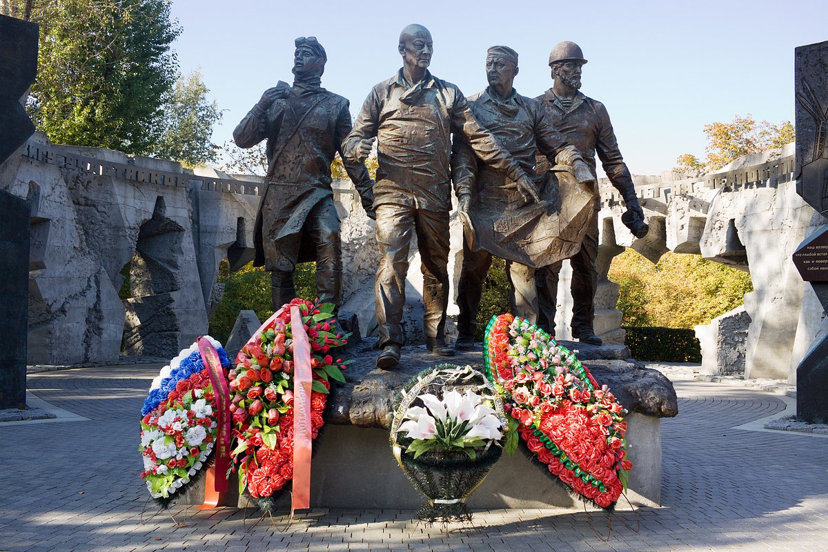 Монумент участникам ликвидации последствий аварии на ЧАЭС на Поклонной горе в Москве