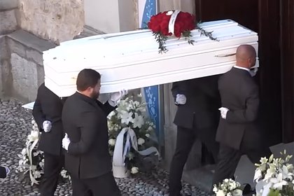 Голову известной модели украли из гроба