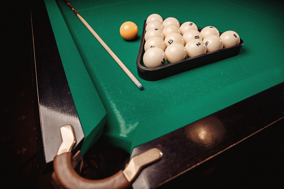 Для игры потребуются 15 белый шаров и один цветной