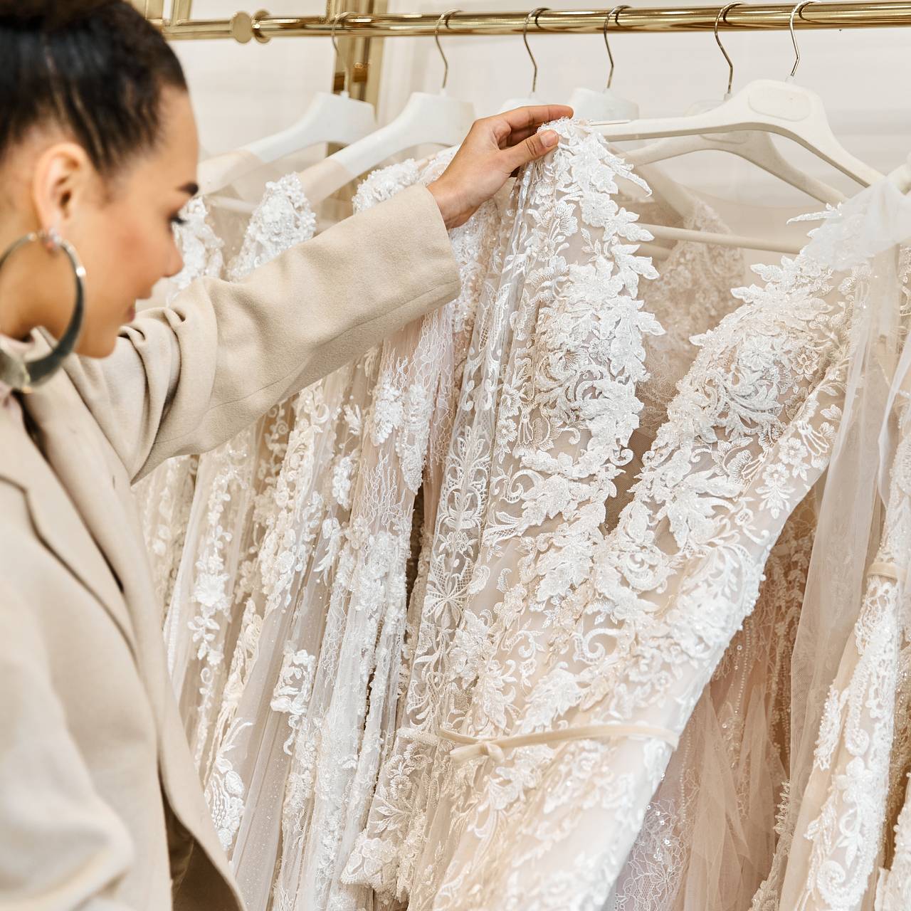Россиянок вынудили платить за примерку свадебных платьев