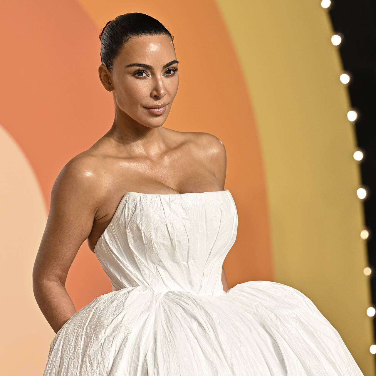 Ким Кардашьян распродаст одежду ради помощи женщинам