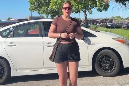 Незнакомка попыталась ударить девушку сумкой из-за ее наряда