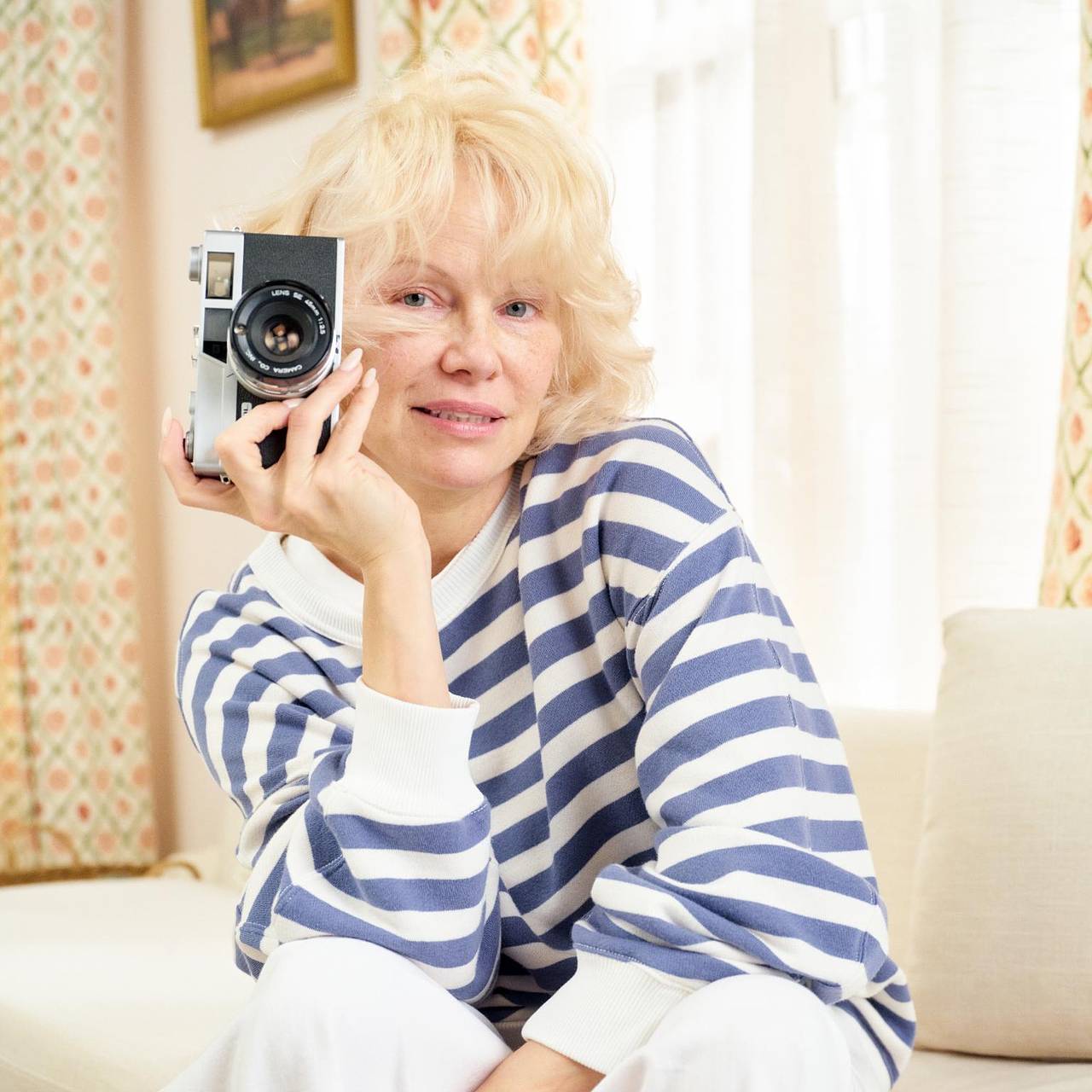 58-летняя Памела Андерсон снялась в рекламе без макияжа ради борьбы с нейросетями