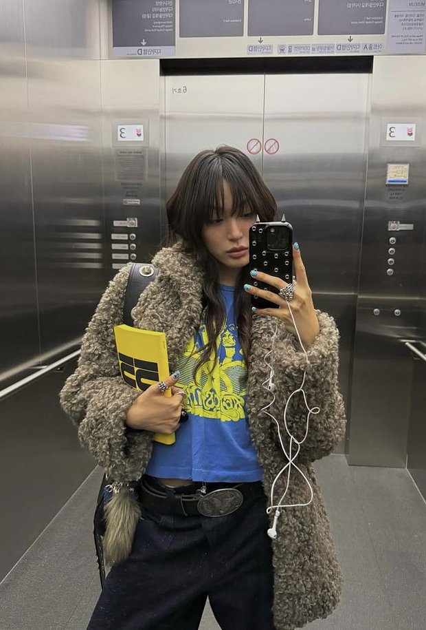 Блогерша демонстрирует наряд подписчкам