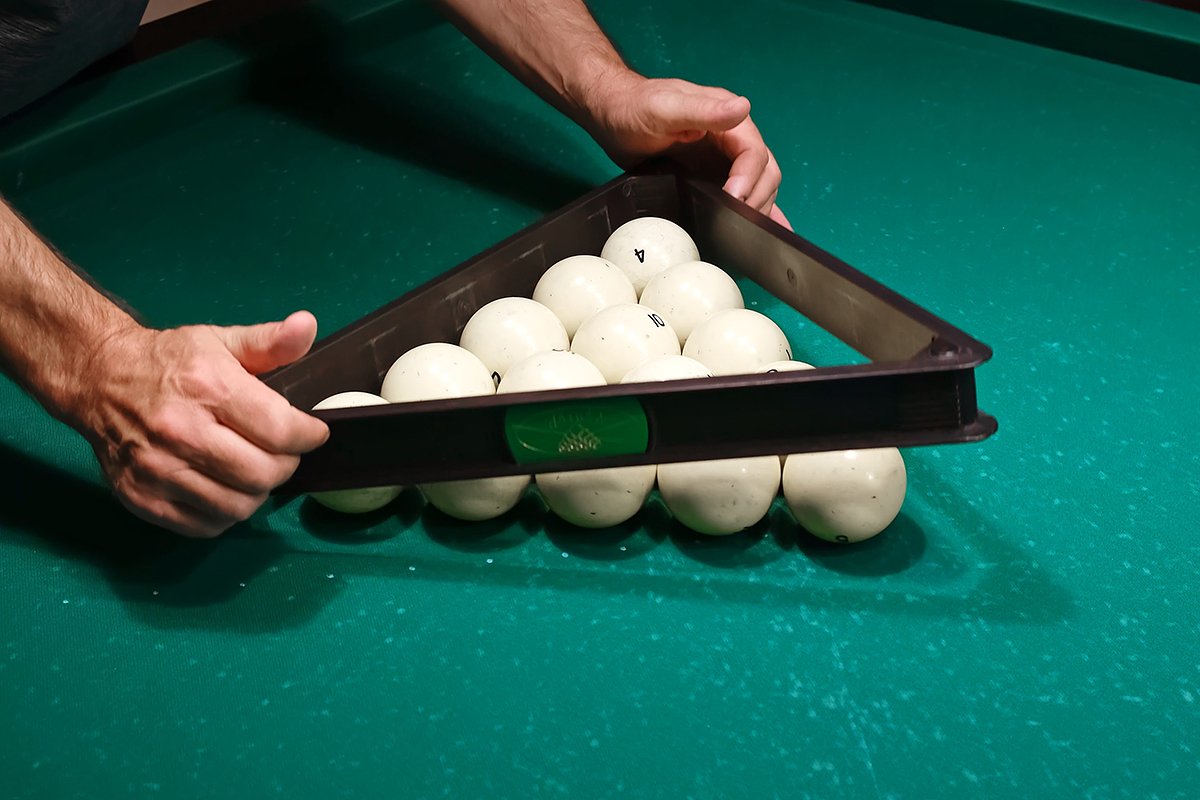 Пирамида — это расстановка белых шаров в начале игры