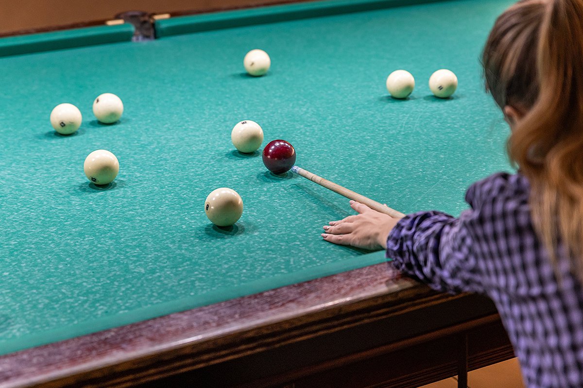 Прицеливаясь, желательно представить себе, куда при удачном и неудачном ударе откатятся шары