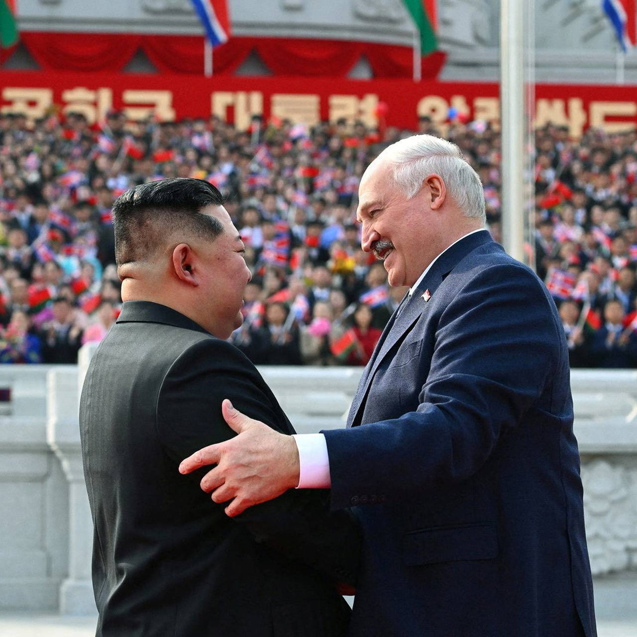 &laquo;Мы очень похожи&raquo;. Лукашенко подарил Ким Чен Ыну автомат и заключил с ним договор о дружбе. Почему эта встреча полезна для России?