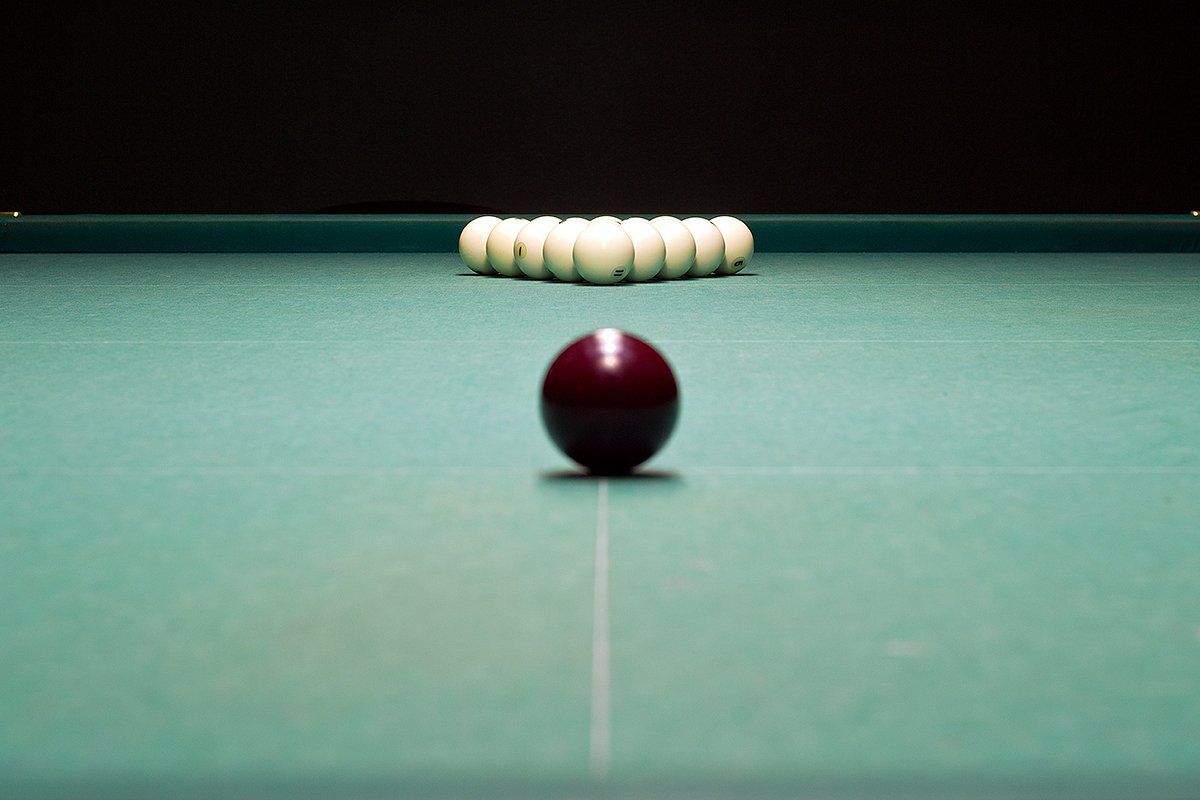 Если на столе нет разметки, ее нужно нанести мелом вручную