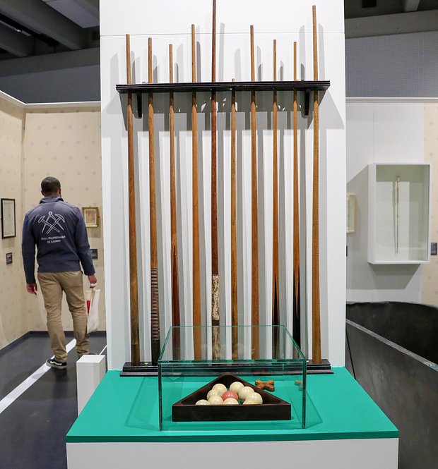 Длина кия в русском бильярде — 150-160 сантиметров