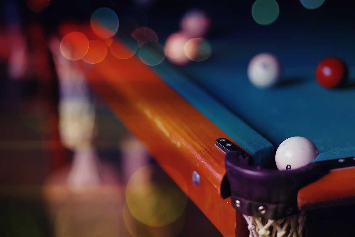 Цель в русском бильярде — первым забить восемь шаров в лузы