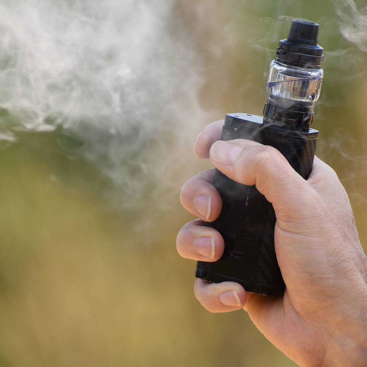 Врач рассказал о передаваемых через вейпы опасных инфекциях