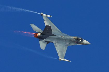 Американский истребитель F-16 совершил аварийную посадку