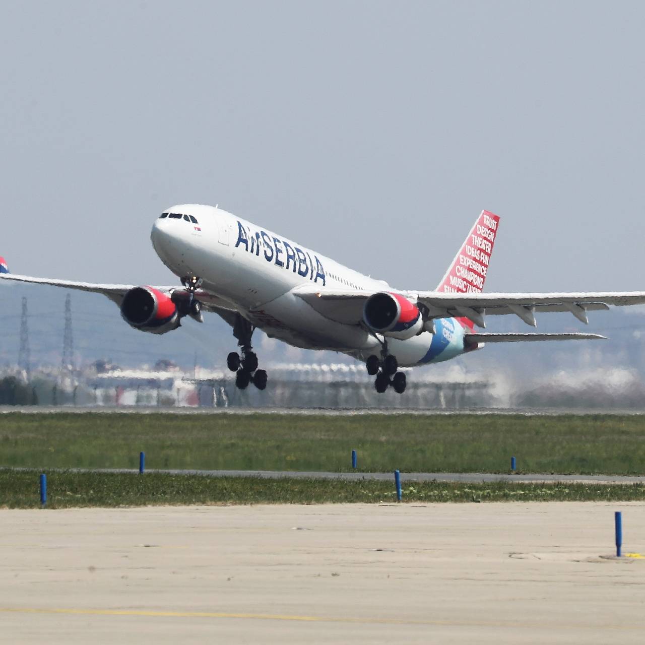 Стала известна судьба третий день пытающегося долететь до России рейса из Белграда