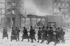 Советские солдаты на одной из городских улиц после окончания Сталинградской битвы