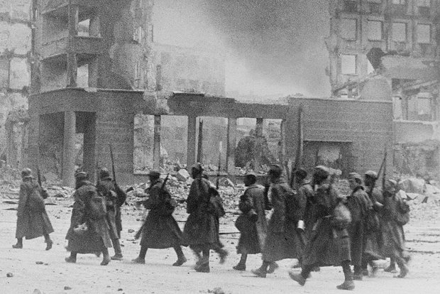 Советские солдаты на одной из городских улиц после окончания Сталинградской битвы