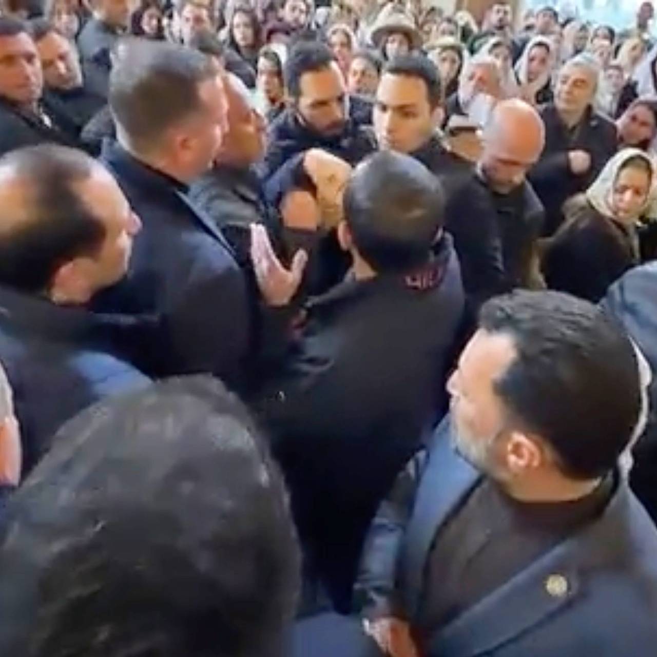 Попытка ударить Пашиняна закончилась уголовным делом