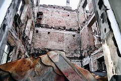 Разрушенное здание гимназии в Красном Лимане