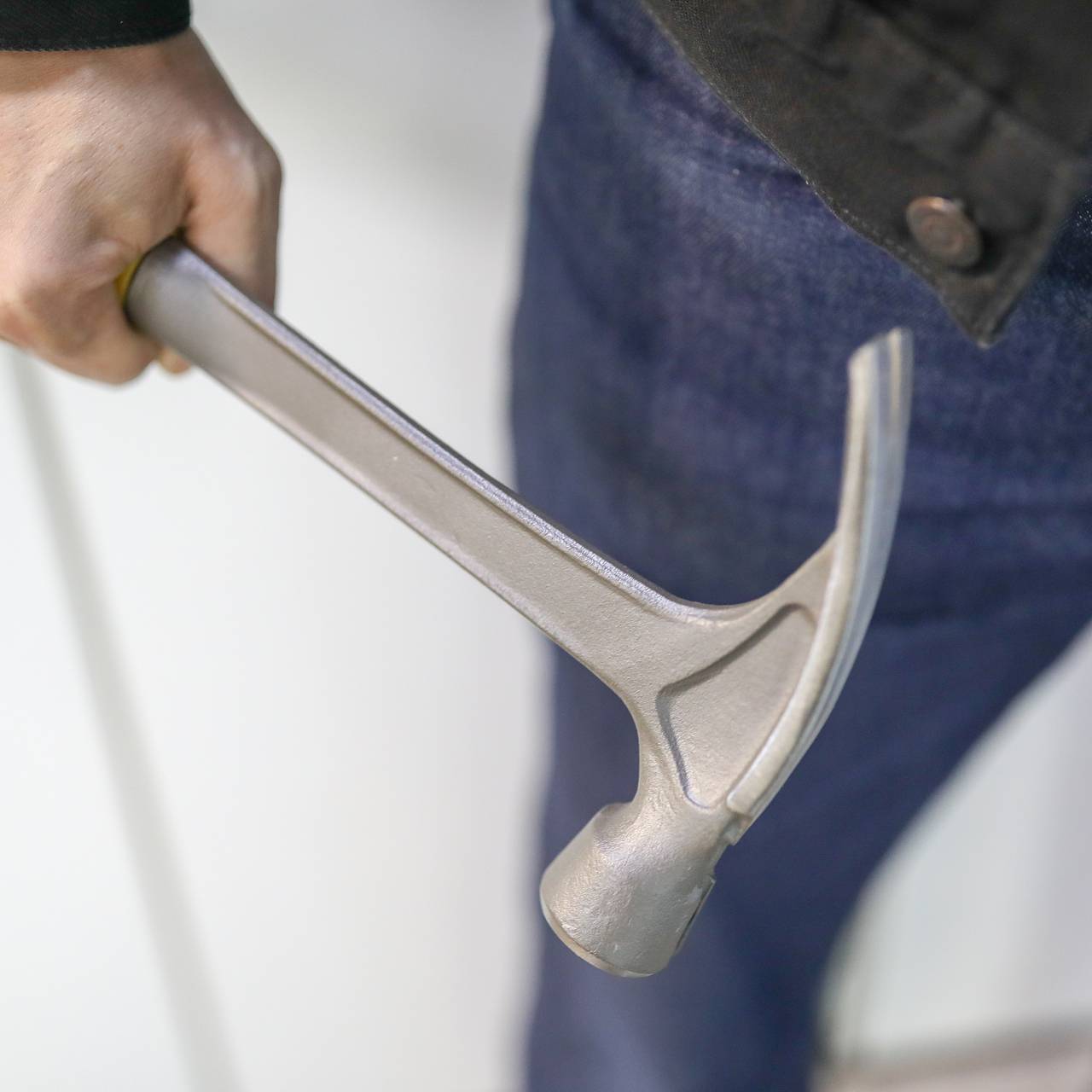 Агрессивный россиянин с молотком напал на автобус