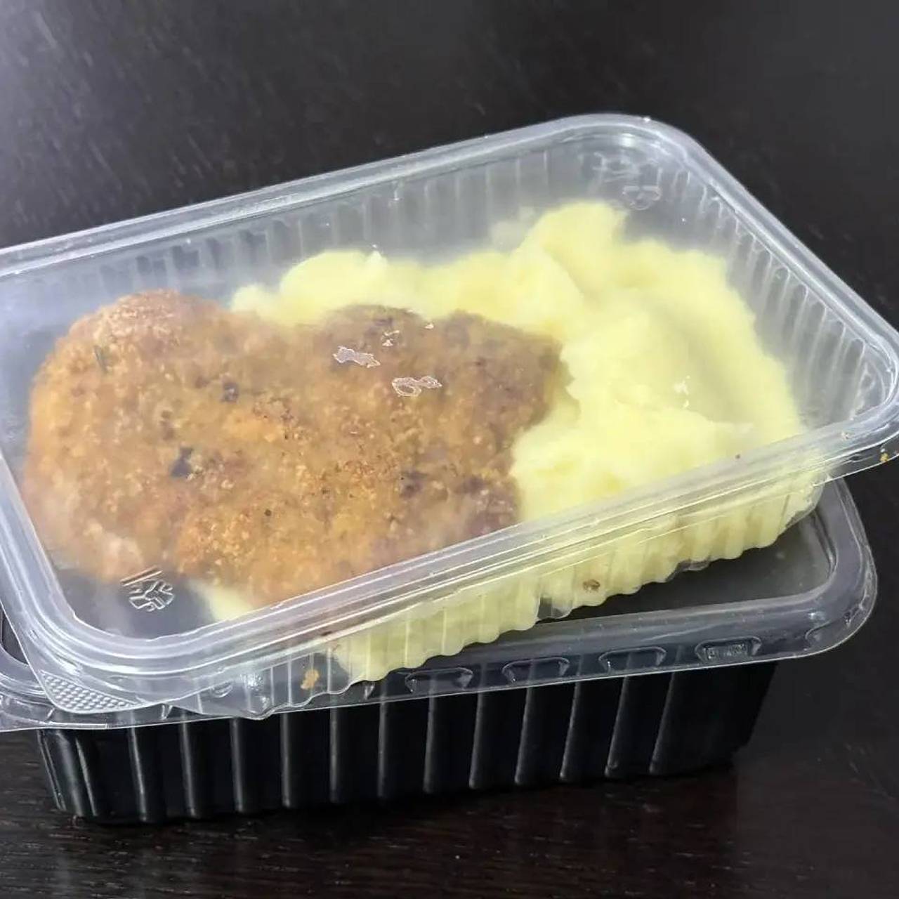 Двое россиян похитили со склада 250 килограммов салатов, котлет и плова