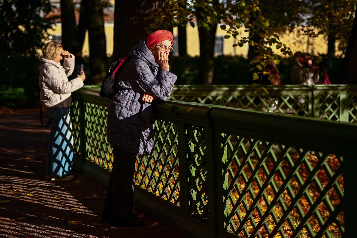 Женщины в Летнем саду в Санкт-Петербурге.
