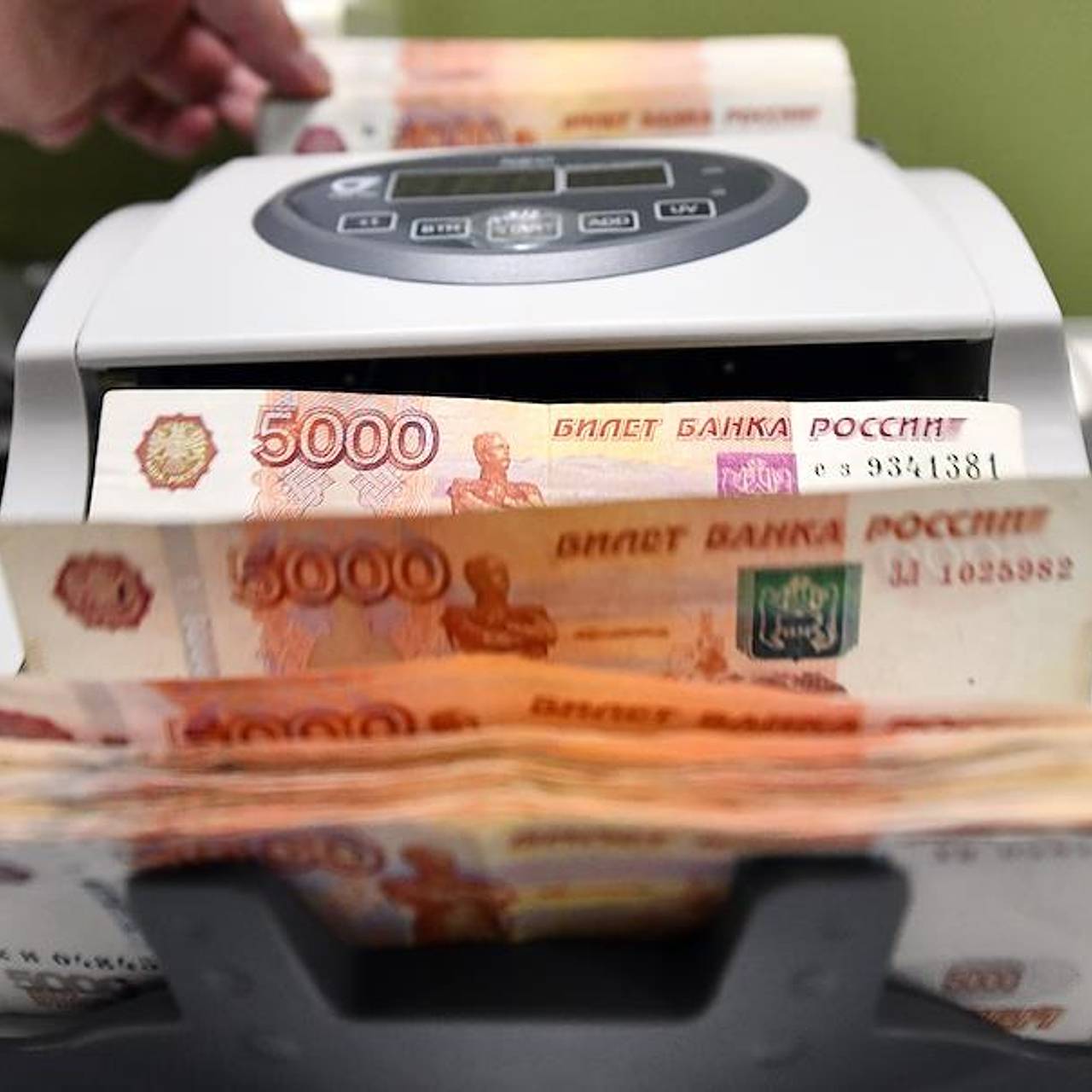 Россиянам запретили вывозить из страны много наличных