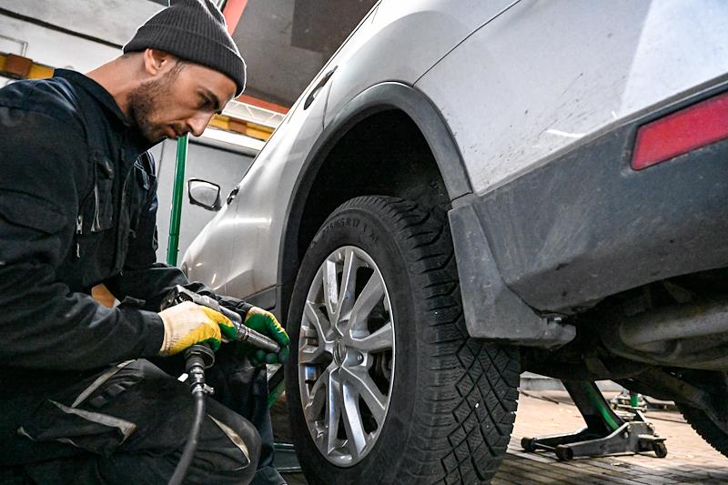 Московским водителям разрешили менять шины