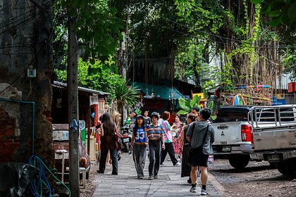 Проснувшийся на дороге в Таиланде турист впал в буйство и начал преследовать людей