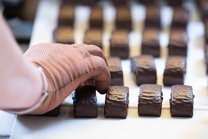 12 тонн шоколадных батончиков KitKat украли из грузовика на трассе