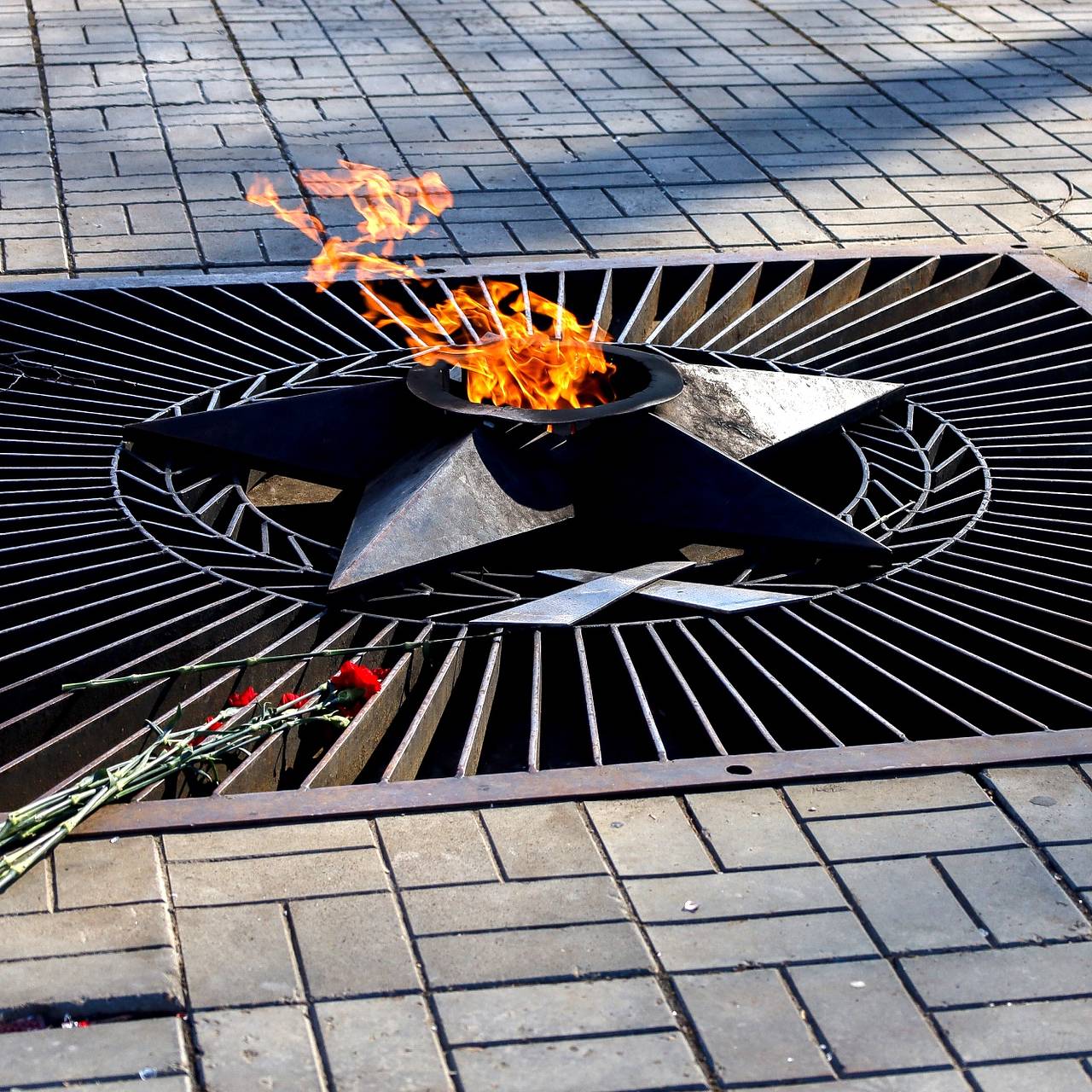 Российские подростки сожгли палки в Вечном огне