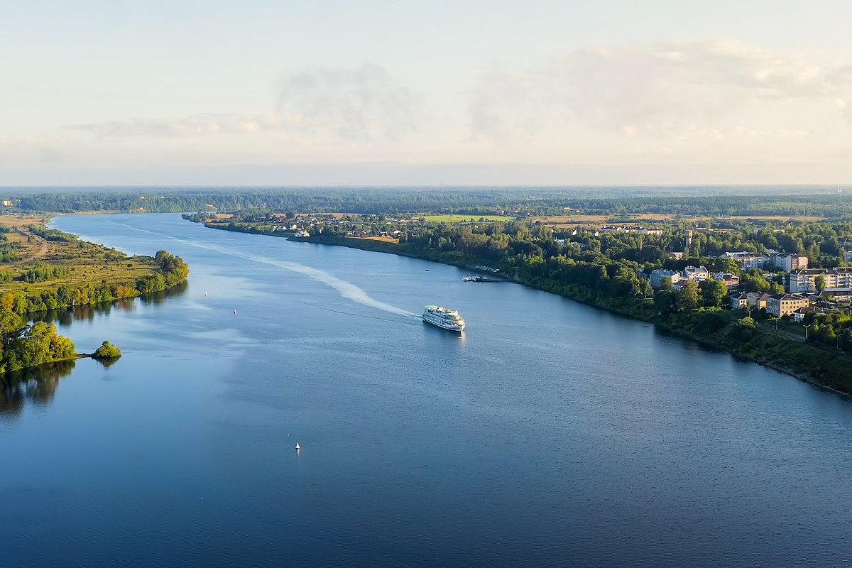 Сегодня сток Волги контролируется плотинами, это позволило справиться с катастрофическими половодьями и обеспечивать стабильную навигацию в межень