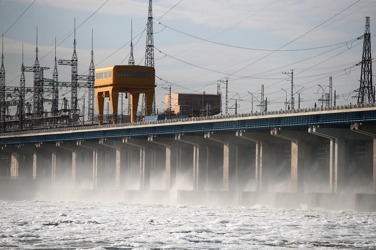 Гидроэлектростанции на Волге — это основа крупнейшего в Европе Волжско-Камского каскада. Комплекс гидроузлов полностью изменил реку, превратив ее в глубоководную транспортную магистраль и мощнейший источник энергии