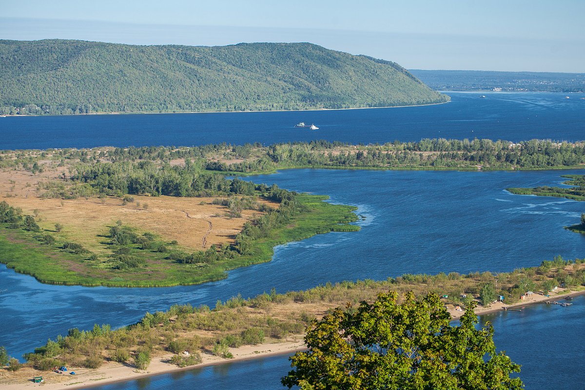 Нижняя Волга — самый степной участок великой реки. Это край лотосов, осетровых и невероятных закатов над бескрайней гладью воды
