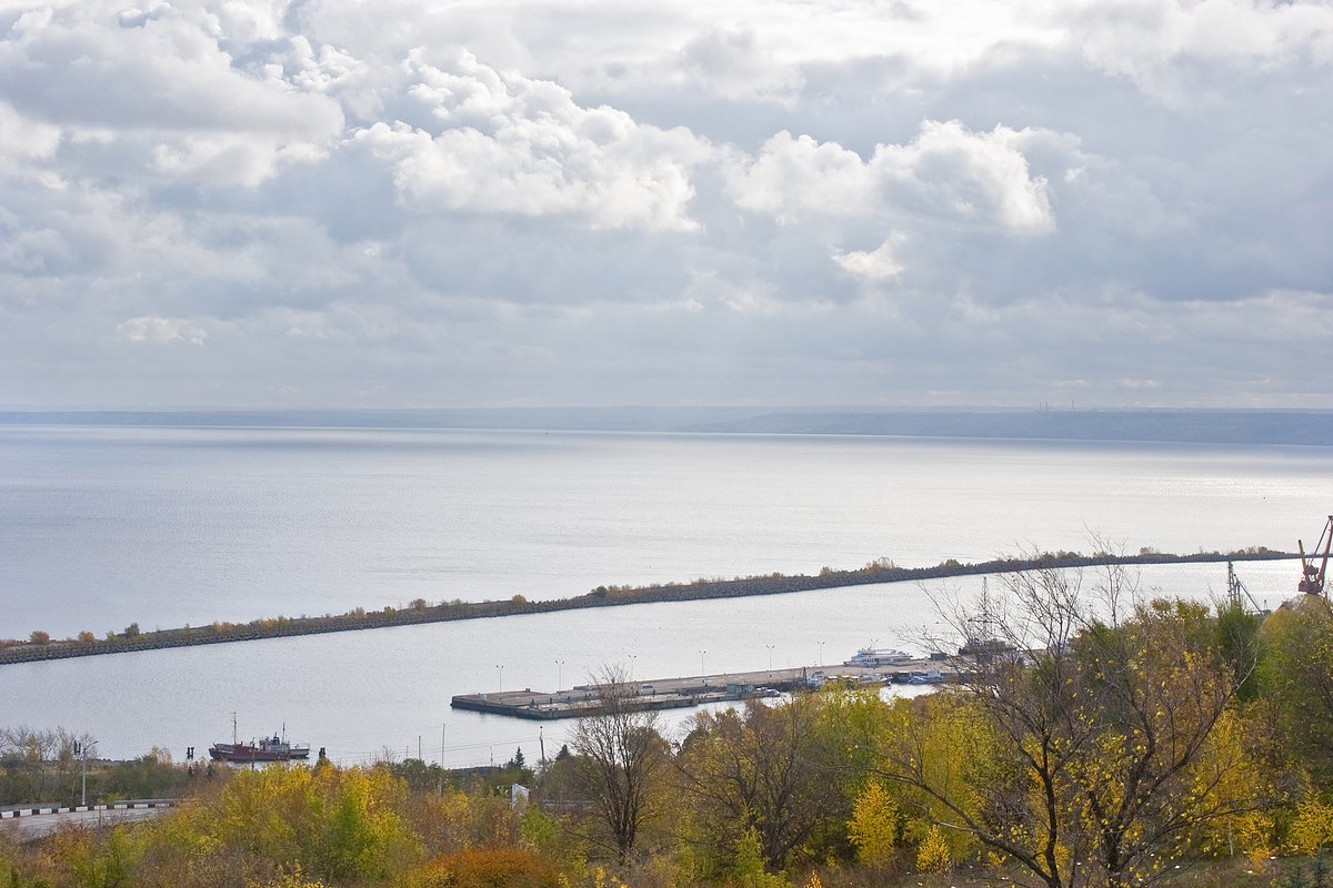 Средняя Волга — это сердце и стержень великой реки. После впадения Оки Волга обретает свою истинную мощь, превращаясь из полноводной реки в необъятный поток