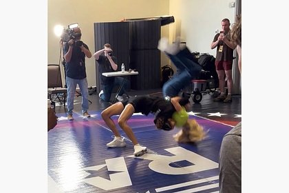 Телеведущую бросили на пол в прямом эфире