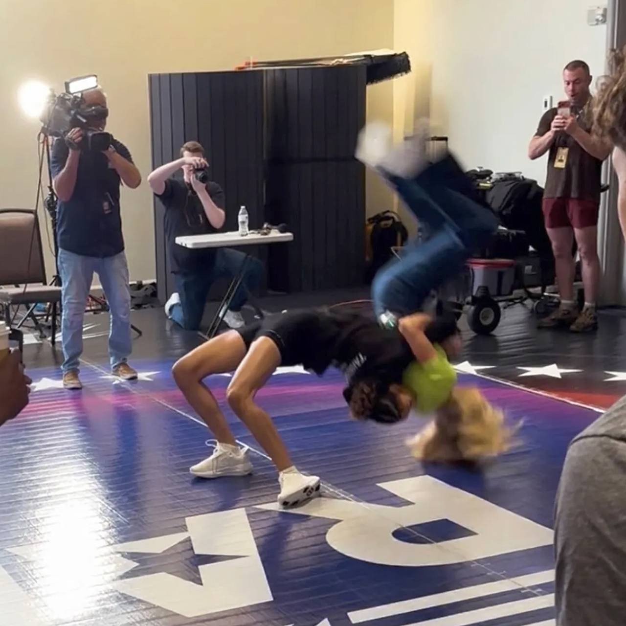 Телеведущую бросили на пол в прямом эфире