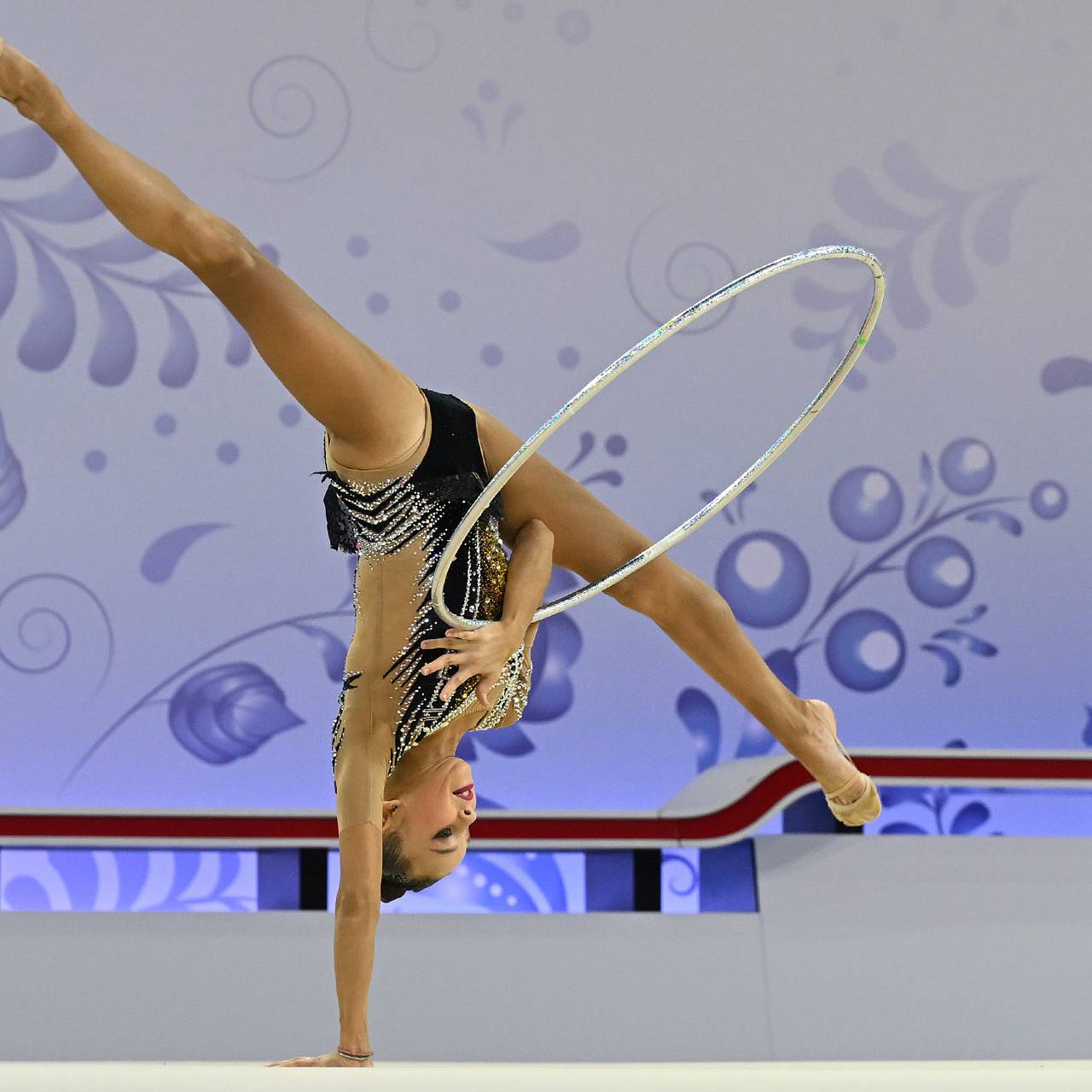 Российская гимнастка не повернулась к флагам во время гимна Украины