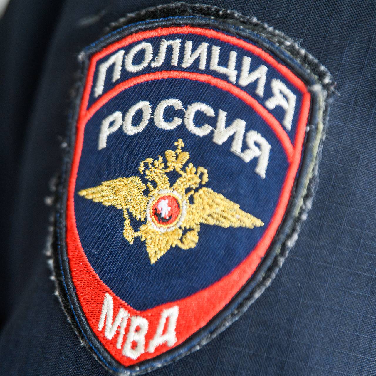 Кричащего &laquo;мне терять нечего&raquo; мужчину с ножами уложили приемом самбо в российском городе