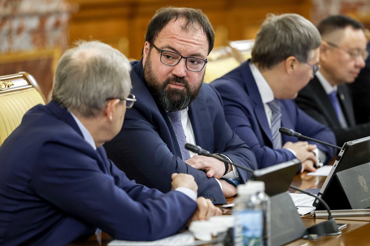 Министр цифрового развития, связи и массовых коммуникаций России Максут Шадаев (второй слева) 