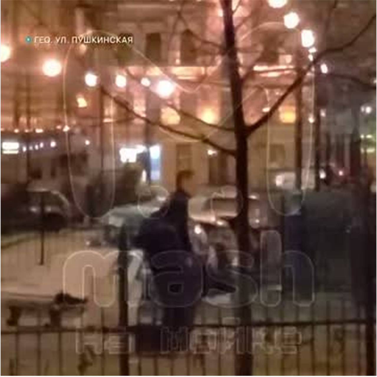 В российском городе неадекват с бензопилой запугивал прохожих ночью и попал на видео