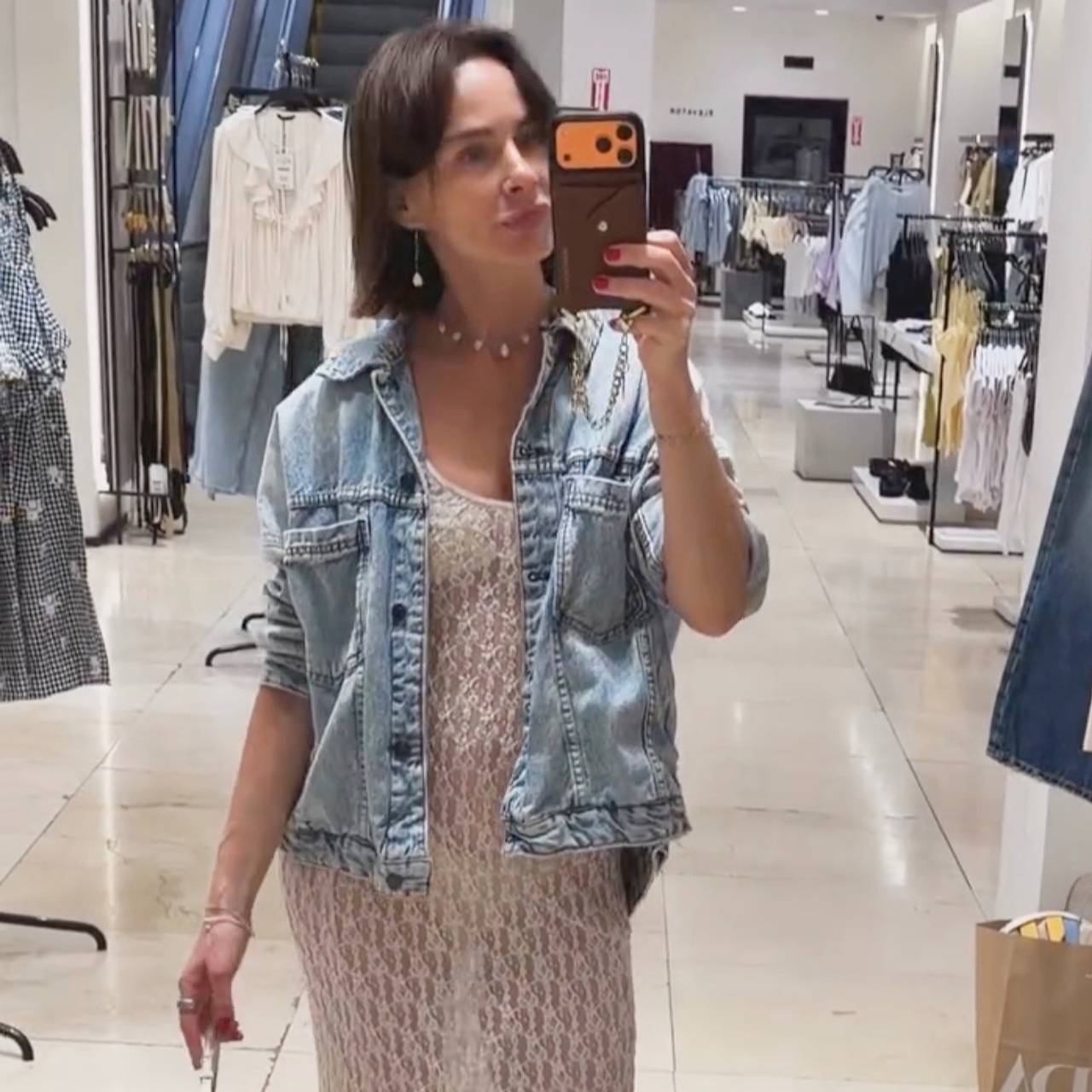 45-летняя экс-солистка группы «Демо» в прозрачном платье пришла в магазин