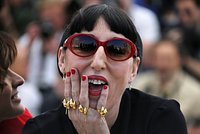 Во всем мире угнетают людей с недостаточно красивой внешностью. Как работает эта дискриминация и что такое «привилегии красоты»?