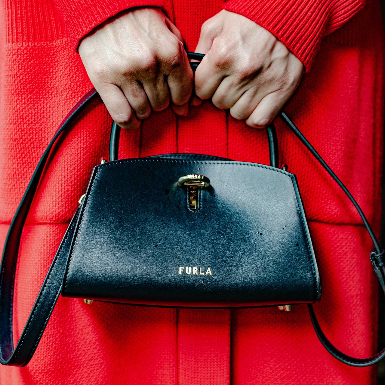 Россиянка пожаловалась на качество сумки известного бренда и отправила ее на экспертизу