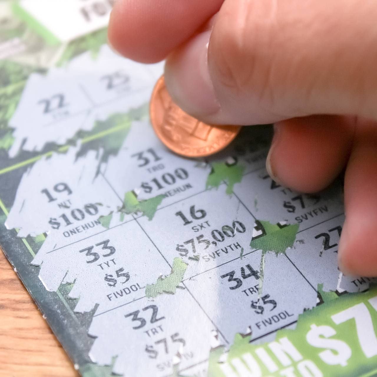 15 пенсионеров сообща выиграли в лотерею 100 миллионов рублей